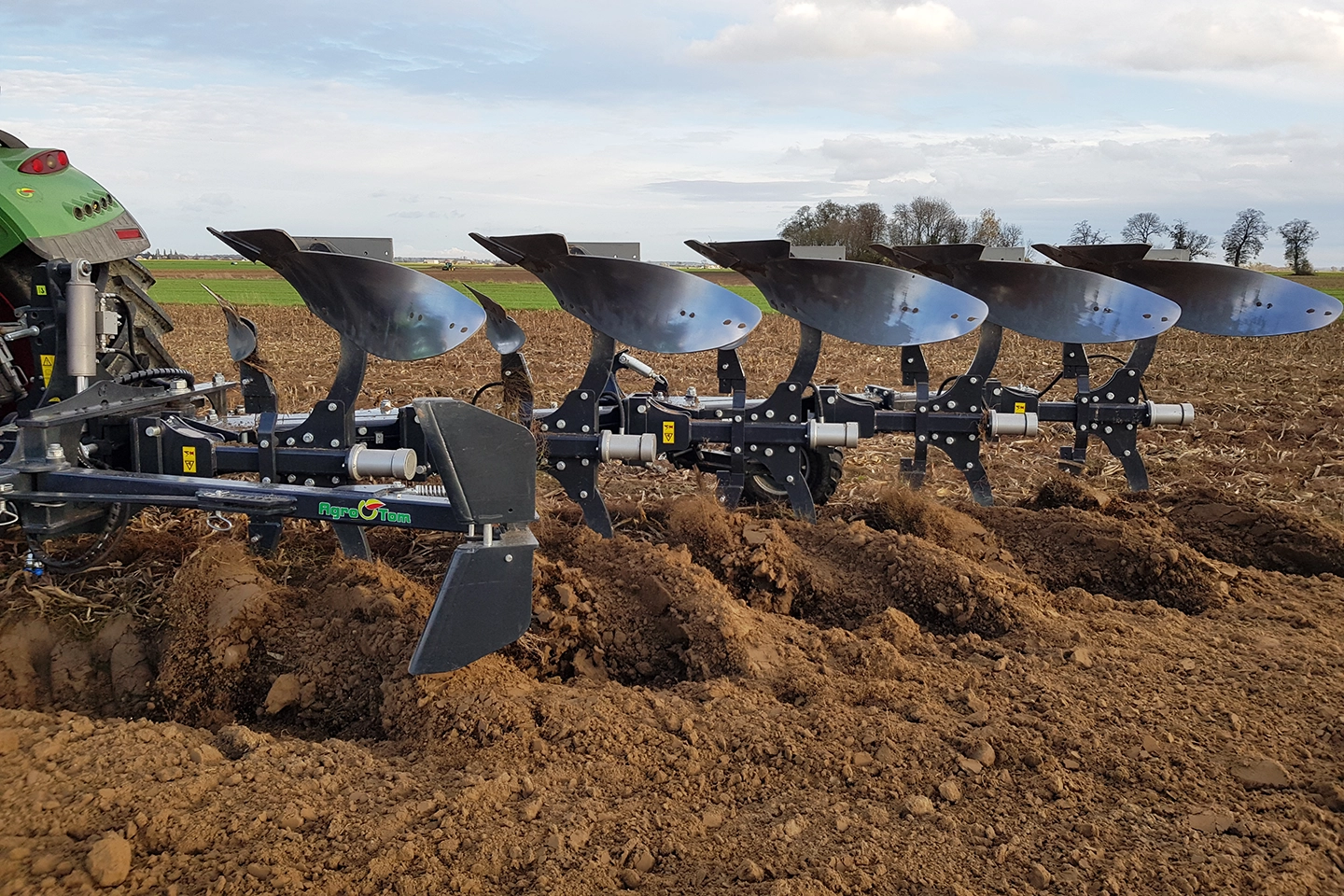 Charrue réversible DS pour les gros tracteurs video