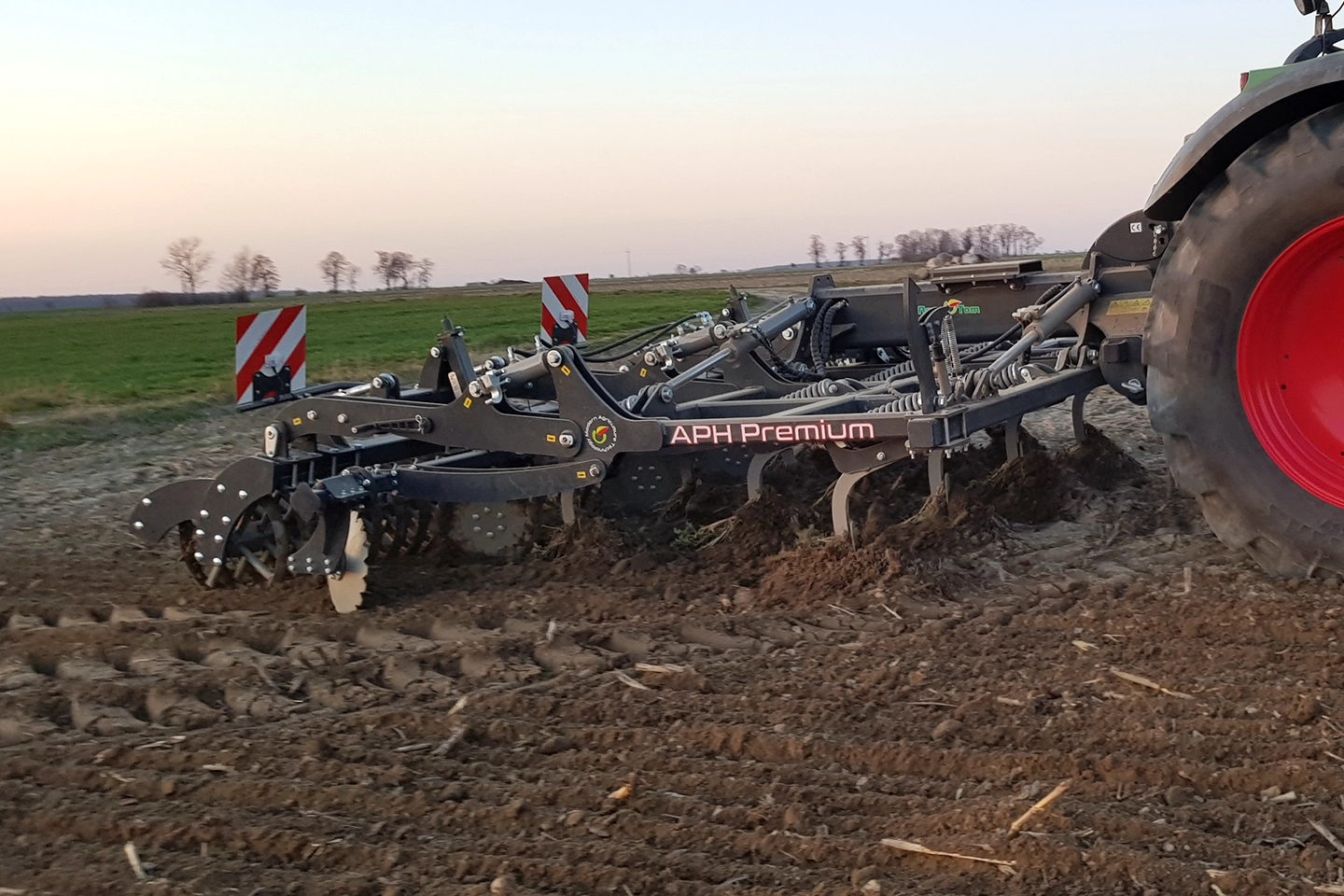 Combinés de déchaumage et de préparation du sol APH Premium pour les très grandes fermes video