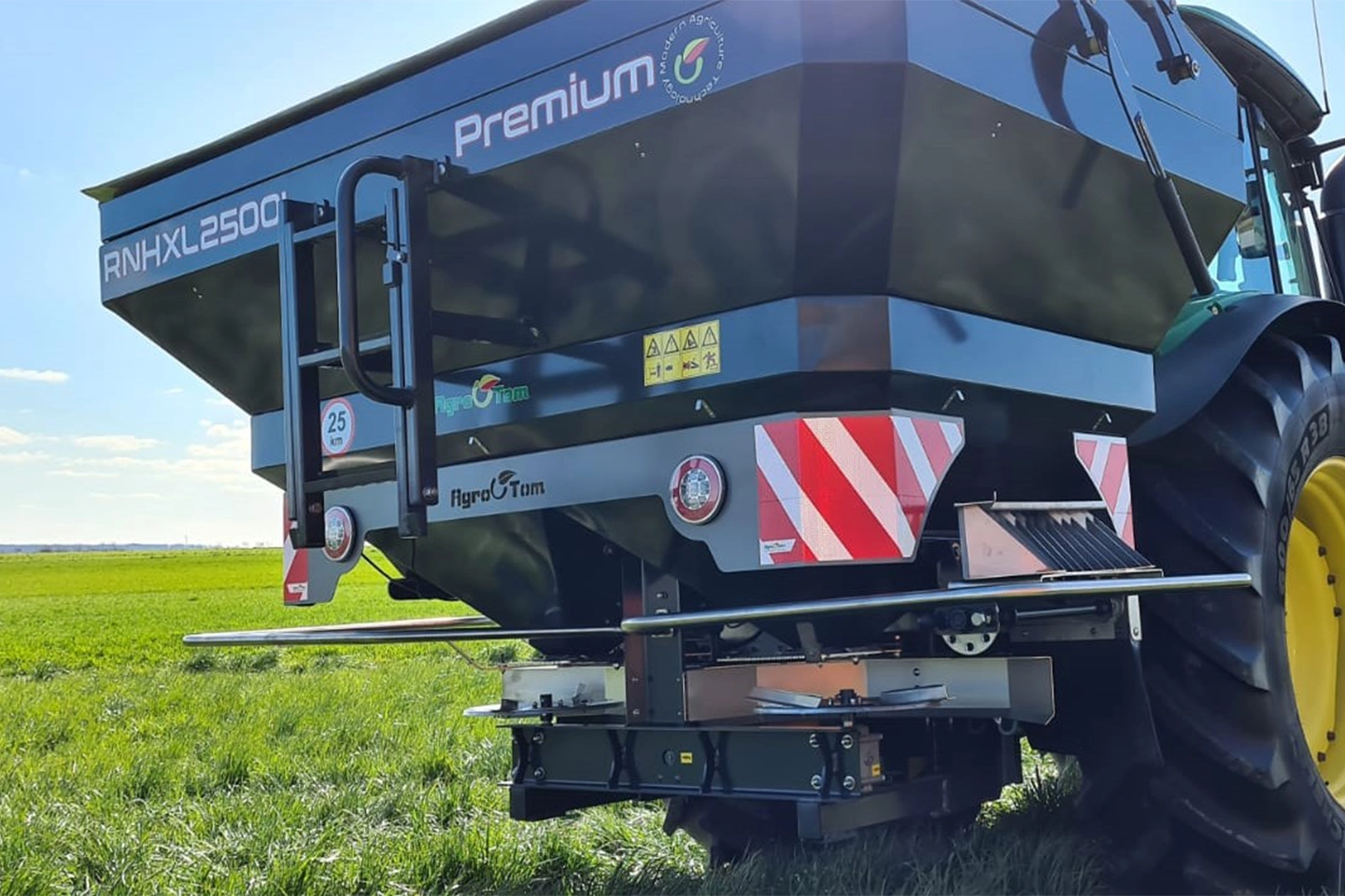 Épandeur d'engrais RNH XL Premium 3200 Machines pour l'agriculture